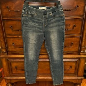 Levi Signature pull on jeans. Very popular on Amazon. Size 12 Long. EUC.